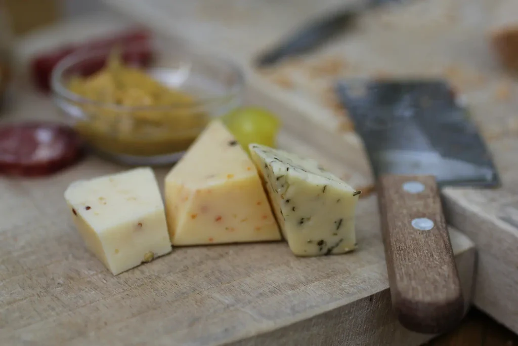 plateaux de fromages découpés