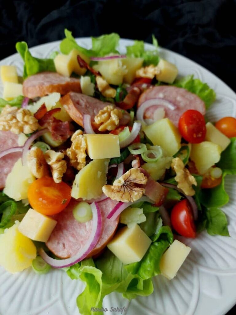 Salade Franc-comtoise avec Morteau et noix