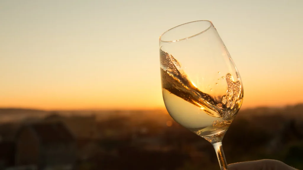 verre de vin blanc chardonnay du jura